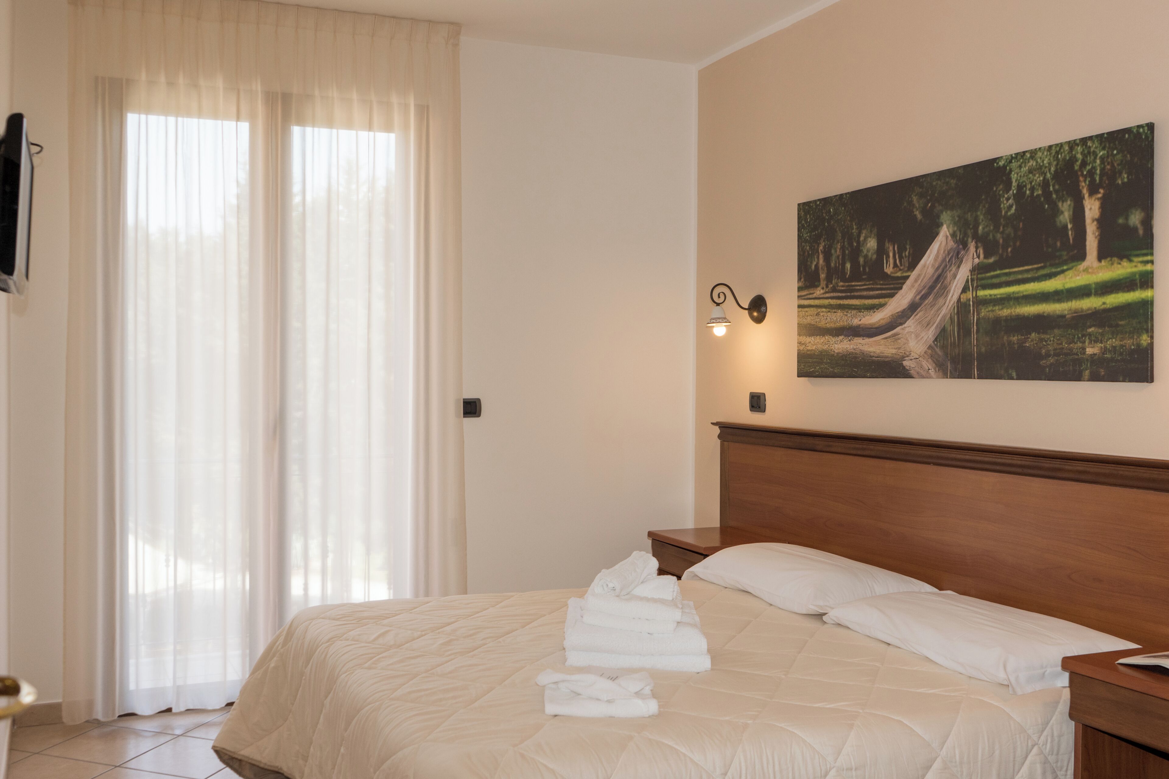 Suite – junior, balkong, hageutsikt | Sengetøy av topp kvalitet, skrivebord og skrivebord for bærbar PC