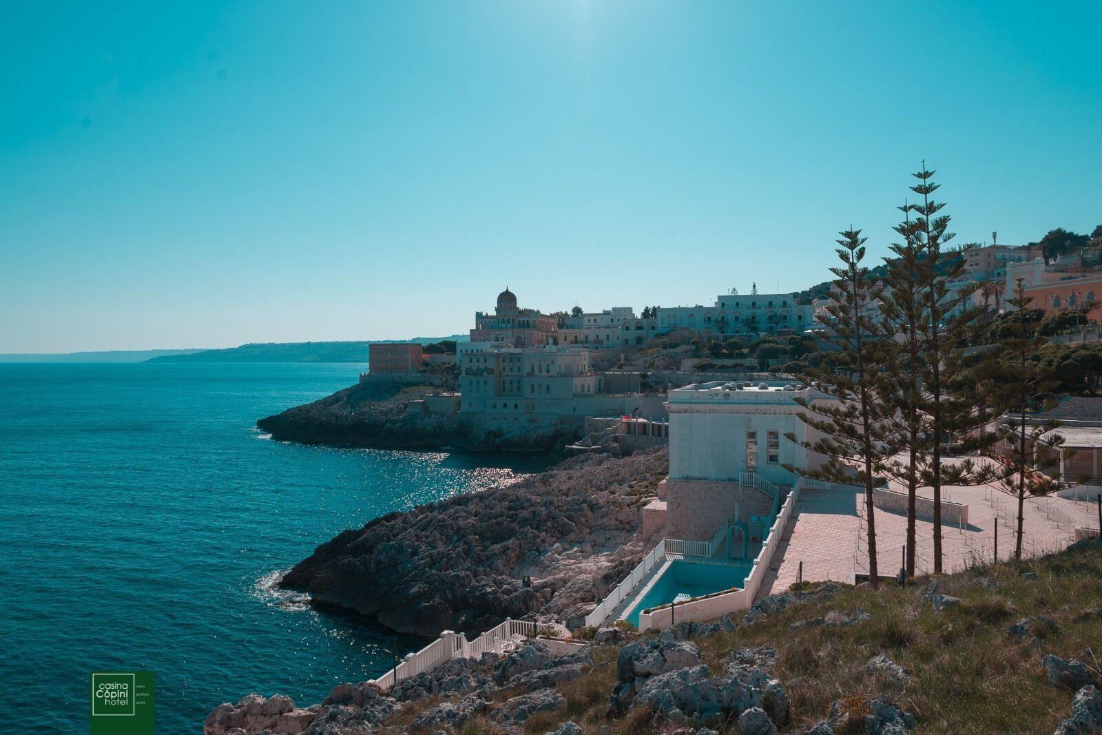 Ein Küstenhotel mit Blick auf das Meer und eine felsige Küstenlinie.