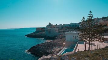 Ein Küstenhotel mit Blick auf das Meer und eine felsige Küstenlinie.