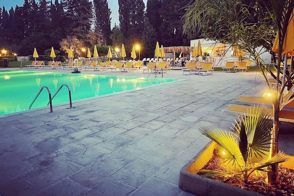 Piscina externa sazonal, funciona das 9h às 19h, guarda-sóis