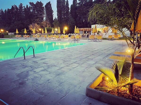 Seasonal outdoor pool, open 9:00 AM to 7:00 PM, pool umbrellas - Relais Casina Copini (Spongano)
