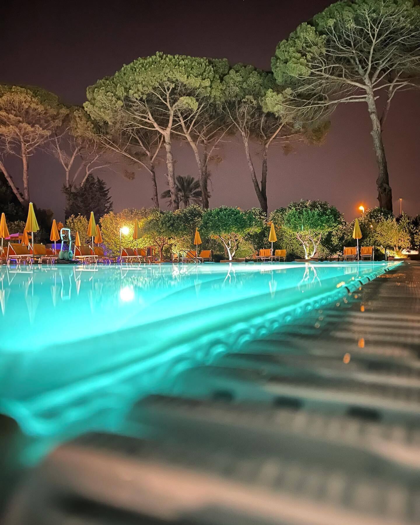 Piscina stagionale all'aperto, ombrelloni da piscina, lettini