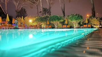 Piscina stagionale all'aperto, ombrelloni da piscina, lettini