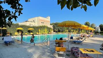 Außenpool (je nach Saison geöffnet), Sonnenschirme, Liegestühle