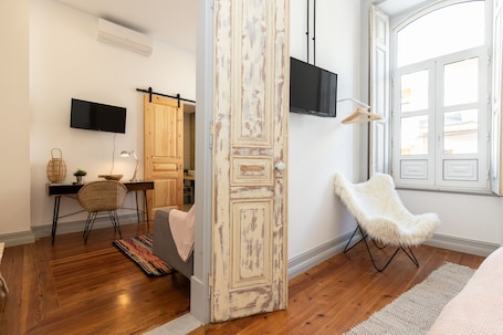 Family Studio Suite | Living area | 32-inch flat-screen TV with cable channels, TV. Aleixomor'Aqui