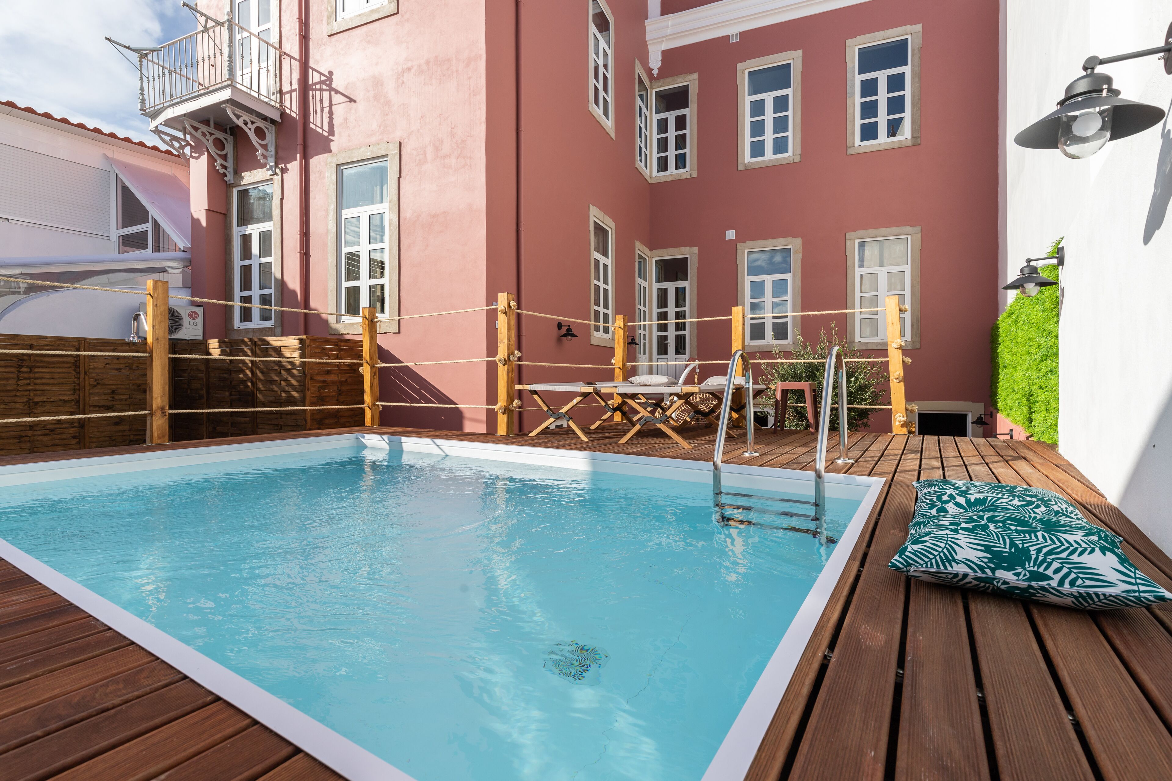 สระว่ายน้ำกลางแจ้ง