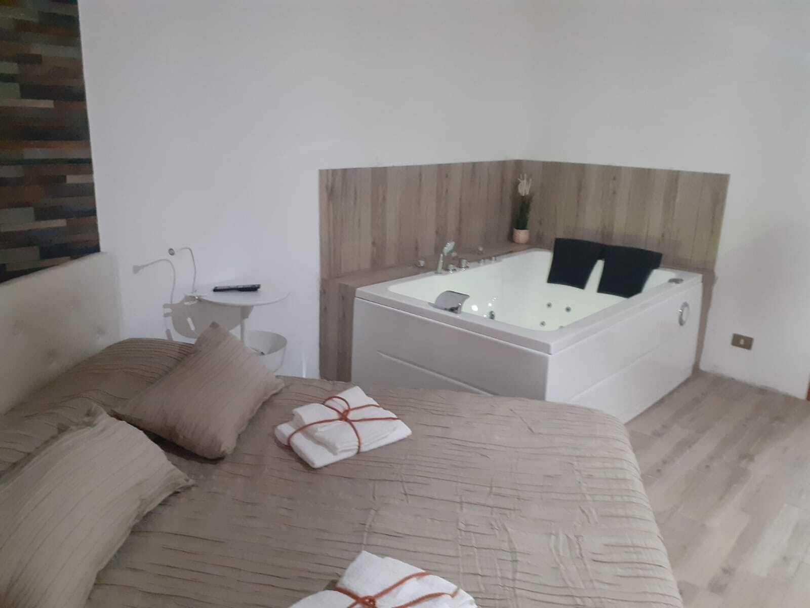 Romantic Studio Suite, Jetted Tub