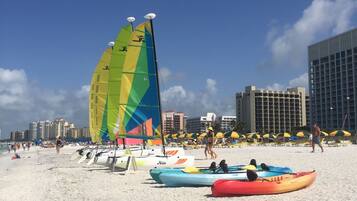 Solsenger og strandhåndklær