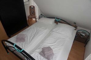 3 bedrooms, travel cot, WiFi, bed sheets