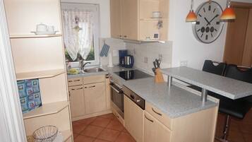 Refrigerador, microondas, horno y lavavajillas