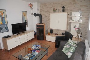 TV, fireplace
