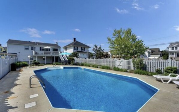 حمّام سباحة خارجي، حمّام سباحة مُدفَّأ