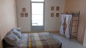 1 bedroom, iron/ironing board, bed sheets - Holiday Cottage Fontevraud L'Abbaye (Fontevraud-l'Abbaye)