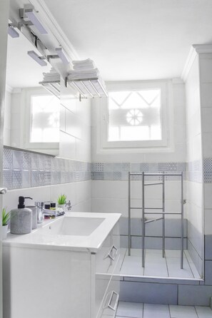 Shower, towels, soap, shampoo
