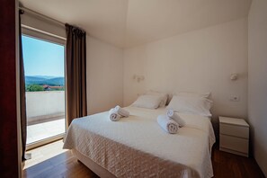 4 bedrooms, iron/ironing board, WiFi, bed sheets - COMFORTABLE VILLA LATICA WITH GREAT PRIVACY, OUTDOOR POOL AND AMAZING VIEW (Donji Proložac)