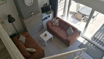 Een televisie, tafelvoetbal en een tafeltennistafel