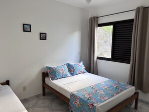 Comfort Apartment | Laptop workspace, bed sheets