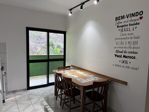 Apartamento conforto | Opções para refeição no quarto