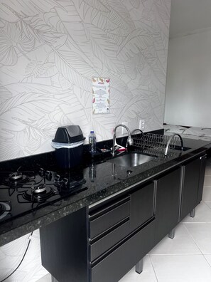 Estúdio luxo | Cozinha privada | Geladeira, talheres/pratos/utensílios de cozinha, mesas de jantar