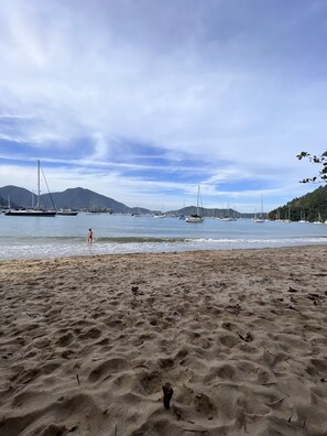 Di pantai, pasir putih, voli pantai, dan 6 bar pantai