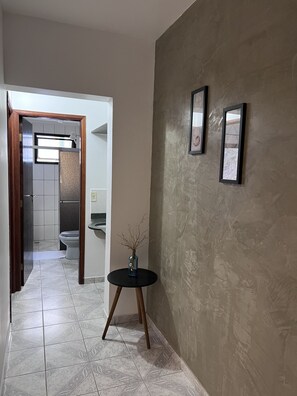 Apartamento conforto | Área de estar | TV de tela plana 32 polegadas com canais digitais, TV