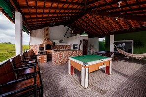 Outdoor dining - Family house, with pool views of the mountains 7 minut from the center Penedo RJ (Itatiaia)
