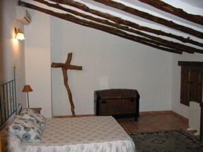 4 dormitorios, tabla de planchar con plancha, ropa de cama
