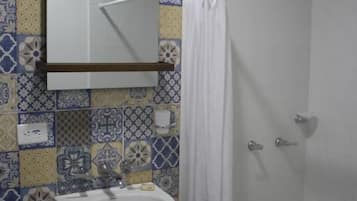 Sturta, handklæði, sápa, salernispappír