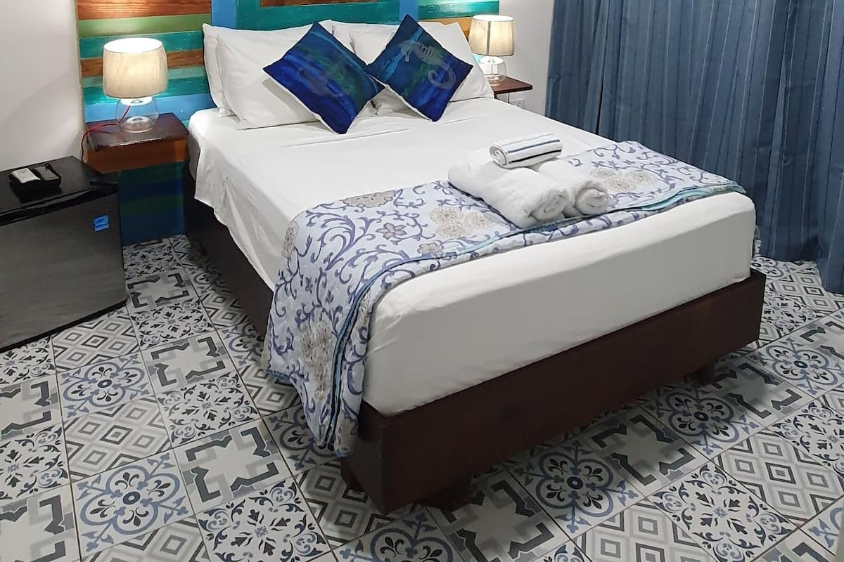 Quarto casal | Frigobar, cofres nos quartos, Wi-Fi de cortesia