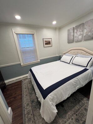 1 bedroom, memory-foam beds, iron/ironing board, free WiFi - Downtown! Cultural District,  One Block to Yacht Club and Harbor (Plymouth)