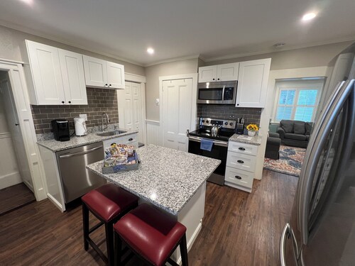 Downtown! Cultural District,  One Block to Yacht Club and Harbor