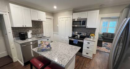 Downtown! Cultural District, One Block to Yacht Club and Harbor