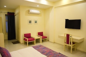 Executive Room | Iron/ironing board, free WiFi, bed sheets