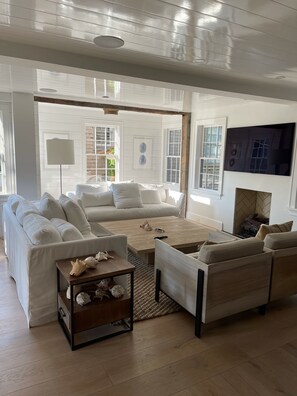 Smart TV, books, stereo, offices - 100 Steps to Main Street. 5 bedrooms and 6.5 baths. New and Completely renovated (Nantucket)