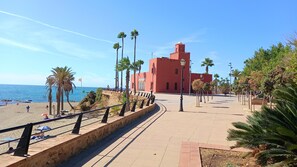 Aurinkotuoleja, rantapyyhkeitä