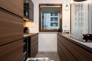 冷蔵庫、電子レンジ、オーブン、コンロ