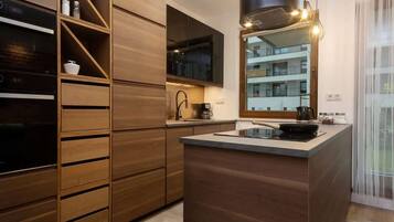 Kühlschrank, Mikrowelle, Ofen, Herdplatte