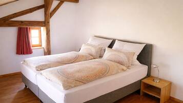 4 bedrooms, iron/ironing board, free WiFi, bed sheets