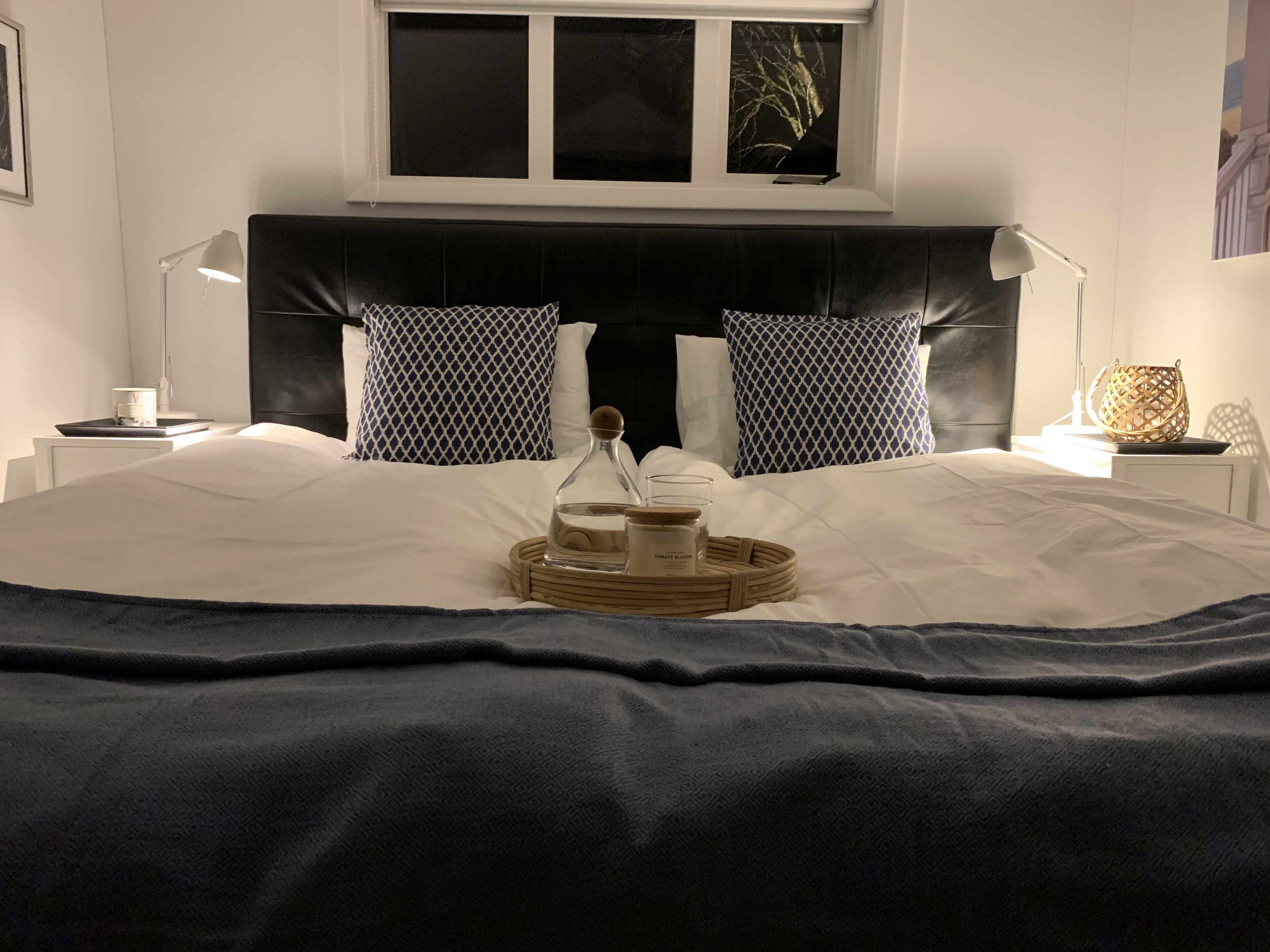 6 soverom, skrivebord, strykejern/-brett og reiseseng for barn