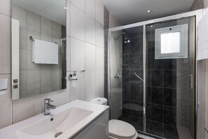 Bruser, hårtørrer, håndklæder, Toiletpapir
