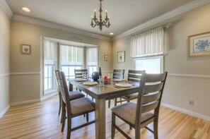 Dining - Downtown Estate. Home, Pool, Large Soak Tub, Guest House, RV parking (Bakersfield)