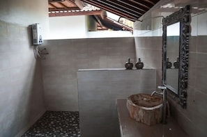 Standard Room | Bathroom shower - Sweet Escape (Selat)