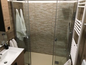 Dusche, Haartrockner, Bidet, Handtücher