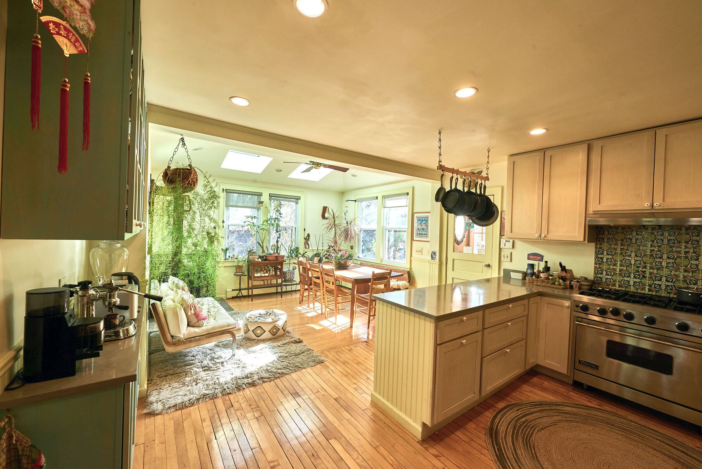 Kühlschrank, Ofen, Wasserkocher mit Kaffee-/Teezubehör