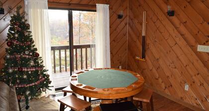 PERFECT LOCATION, BEAUTIFUL VIEW: Located between Pigeon Forge & Gatlinburg