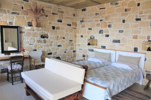 3 chambres, coffres-forts dans les chambres, fer et planche à repasser