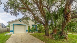 Property grounds - Great Beach Location ~ Pet Friendly ~ Steps to the Beach! (Saint Augustine)