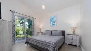 Room - Great Beach Location ~ Pet Friendly ~ Steps to the Beach! (Saint Augustine)