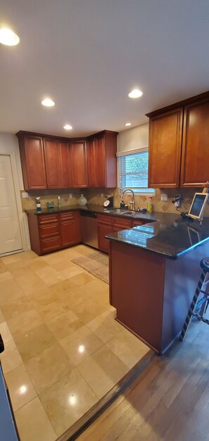 Fridge, microwave, oven, stovetop - Galleria-Uptown Cottage Home (Houston)