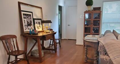 Galleria-Uptown Cottage Haus